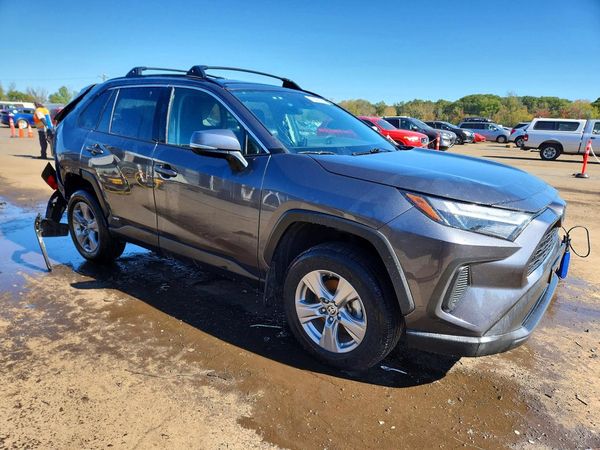 2023 TOYOTA RAV4 LE — Passenger 3/4