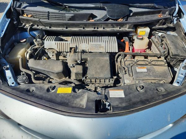 2015 TOYOTA PRIUS — Engine bay