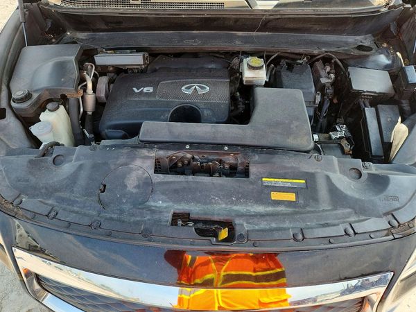 2017 INFINITI QX60 — Engine bay
