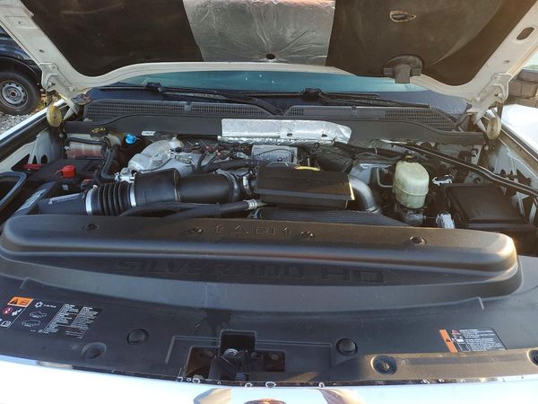 2018 CHEVROLET SILVERADO LT — Engine bay