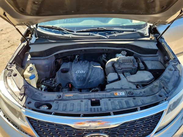 2015 KIA SORENTO GL — Engine bay