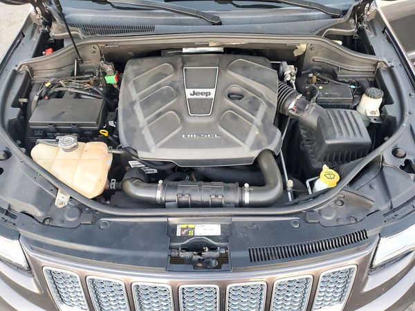 2015 JEEP GRAND CHEROKEE Summit — Engine bay