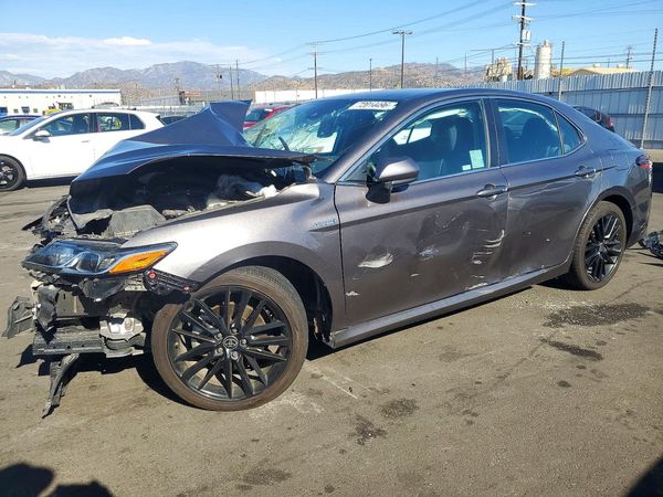 2021 TOYOTA CAMRY LE — Front 3/4