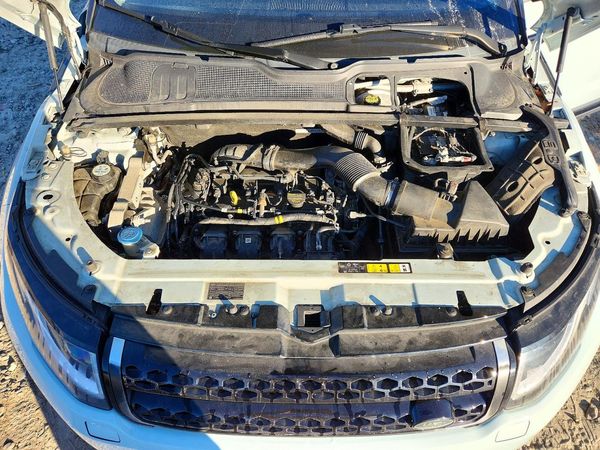 2016 LAND ROVER RANGEROVER SE — Engine bay