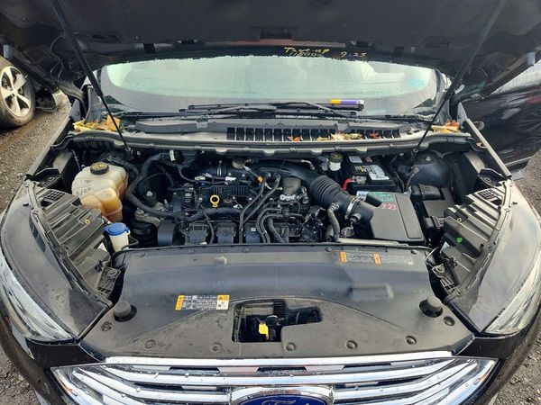 2019 FORD EDGE Titanium — Engine bay