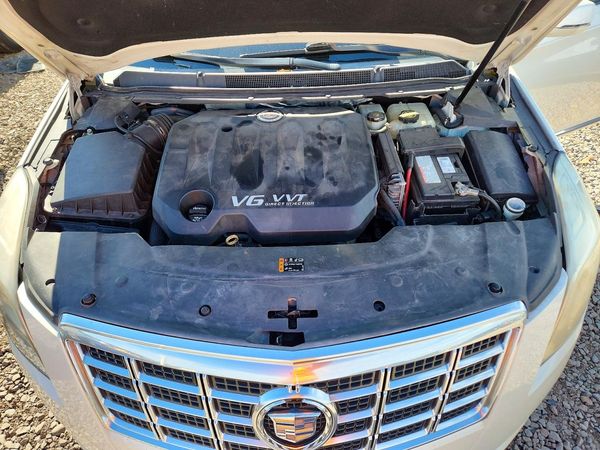 2013 CADILLAC XTS Premium — Engine bay