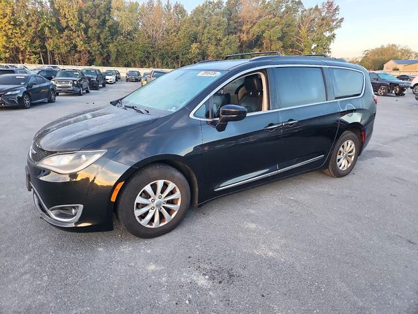 2017 CHRYSLER PACIFICA Touring L — Front 3/4