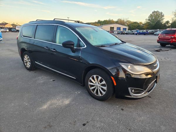 2017 CHRYSLER PACIFICA Touring L — Passenger 3/4