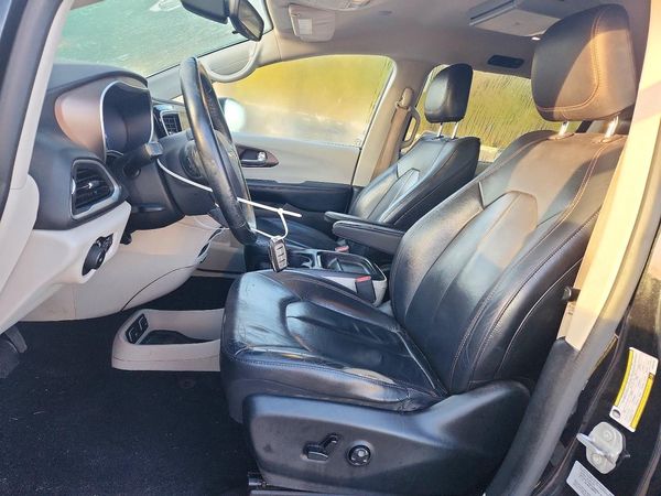 2017 CHRYSLER PACIFICA Touring L — DENT