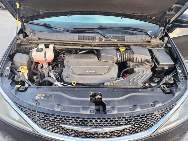 2017 CHRYSLER PACIFICA Touring L — Engine bay