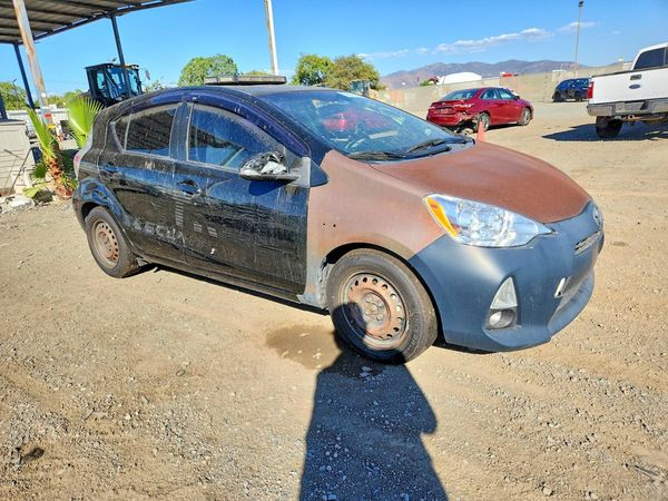 2014 TOYOTA PRIUS — Passenger 3/4