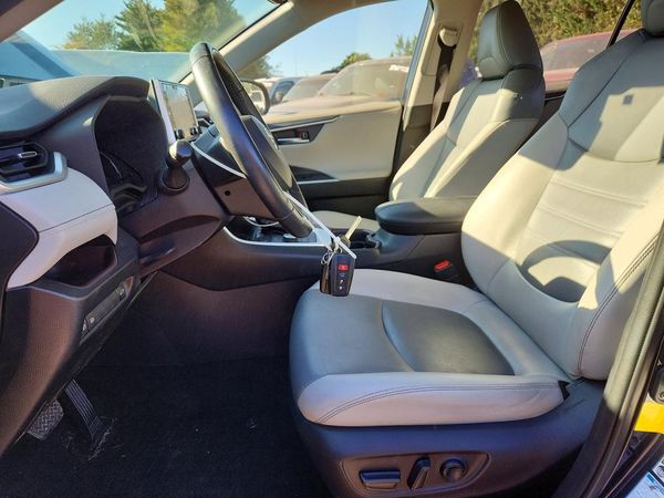 2019 TOYOTA RAV4 — DENT
