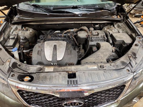 2013 KIA SORENTO EX — Engine bay