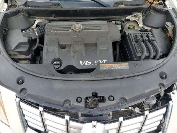 2016 CADILLAC SRX Luxury — Engine bay