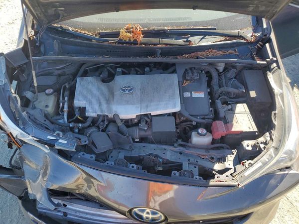2017 TOYOTA PRIUS — Engine bay