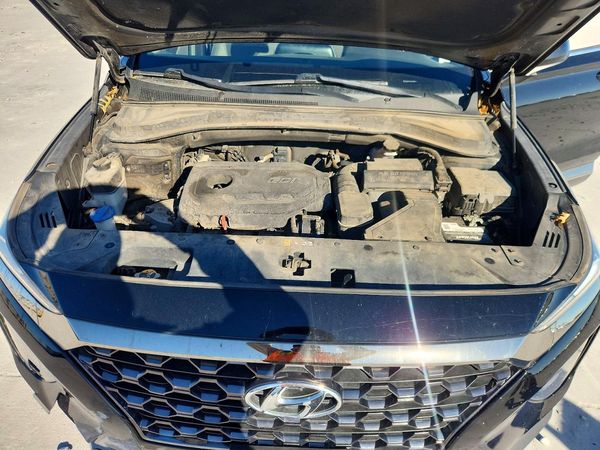 2019 HYUNDAI SANTA FE SE — Engine bay