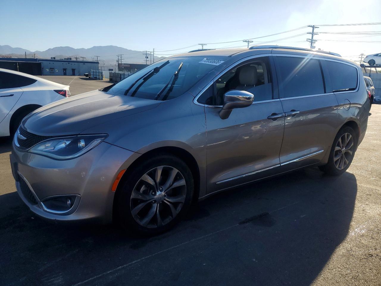 2017 CHRYSLER PACIFICA Limited — Front 3/4