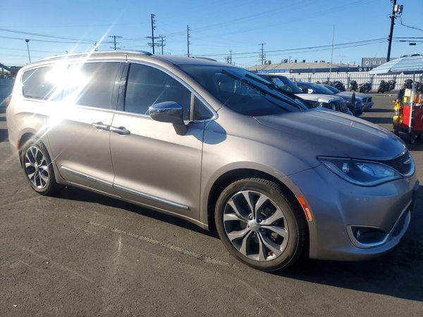 2017 CHRYSLER PACIFICA Limited — Passenger 3/4