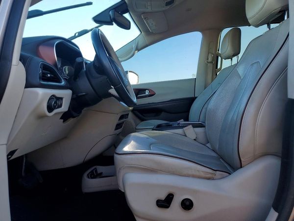 2017 CHRYSLER PACIFICA Limited — DENT