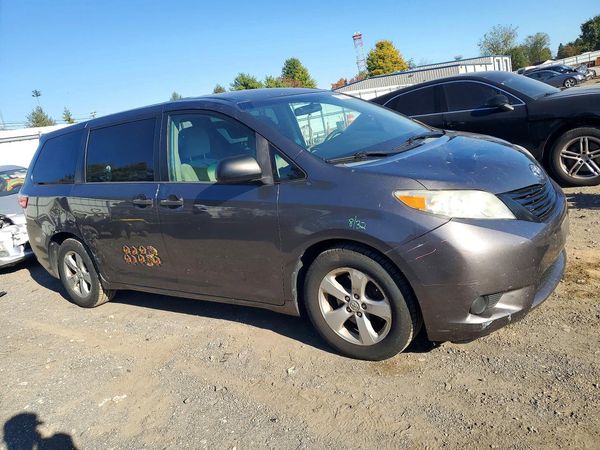 2015 TOYOTA SIENNA — Passenger 3/4