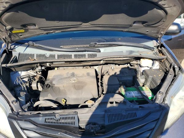 2015 TOYOTA SIENNA — Engine bay