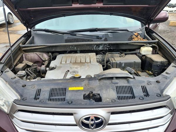 2013 TOYOTA HIGHLANDER Base/Hybrid — Engine bay