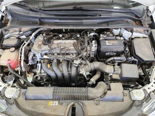 2020 TOYOTA COROLLA LE — Engine bay