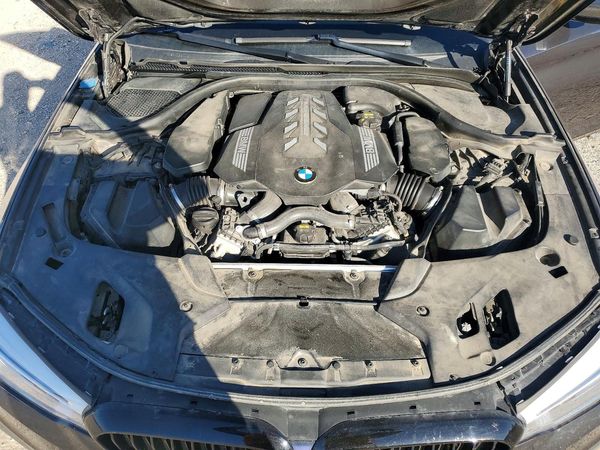 2020 BMW M5 xDrive — Engine bay