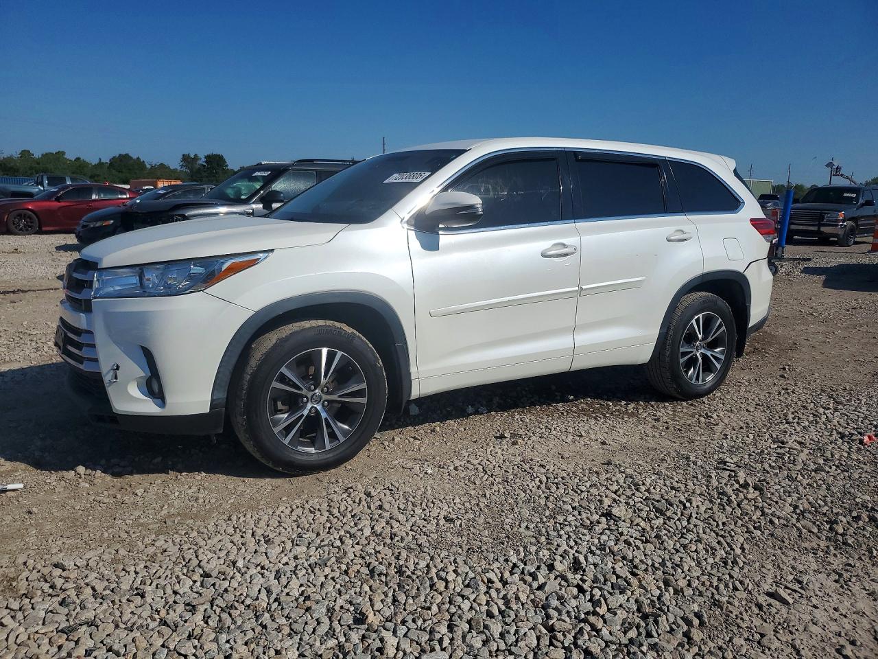 2017 TOYOTA HIGHLANDER LE/LE Plus — Front 3/4
