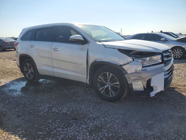 2017 TOYOTA HIGHLANDER LE/LE Plus — Passenger 3/4