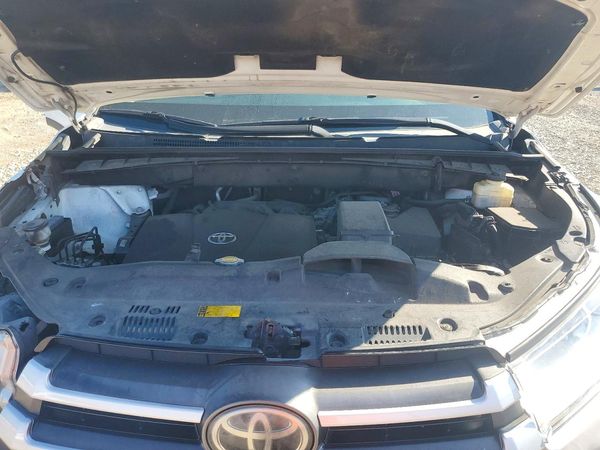 2017 TOYOTA HIGHLANDER LE/LE Plus — Engine bay