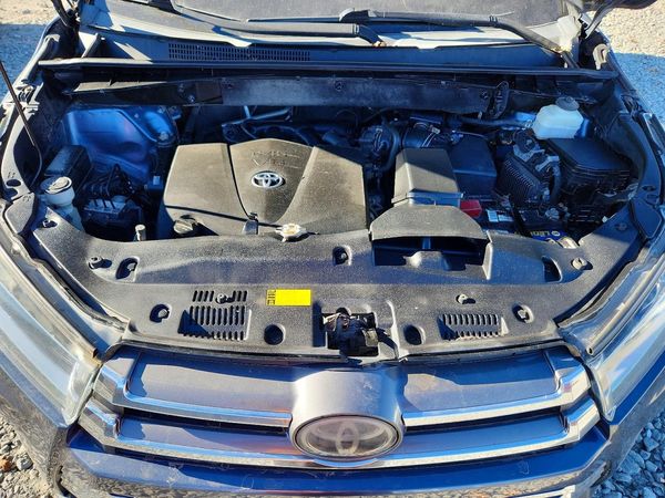 2018 TOYOTA HIGHLANDER Ltd/Ltd Platinum — Engine bay
