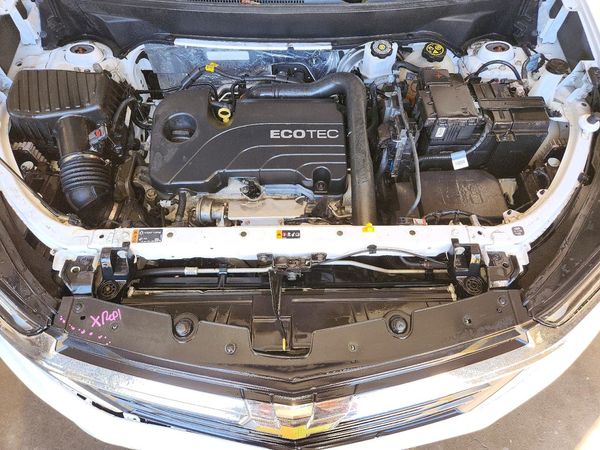 2022 CHEVROLET EQUINOX LT (1LT) — Engine bay