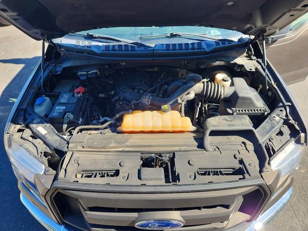 2017 FORD F150 SuperCab — Engine bay
