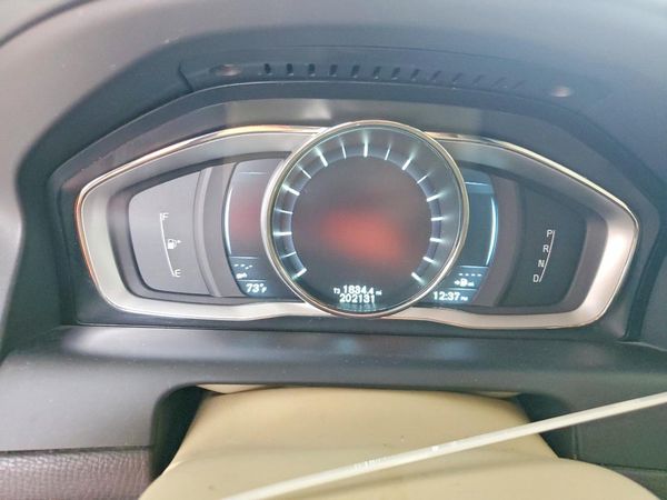 2015 VOLVO XC60 Platinum (non R design) — ODOM