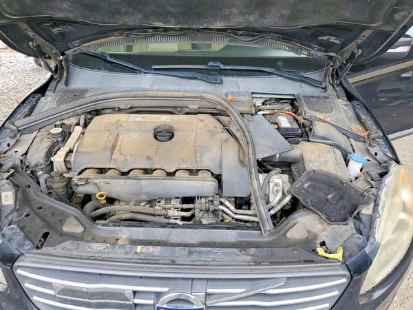 2015 VOLVO XC60 Platinum (non R design) — Engine bay