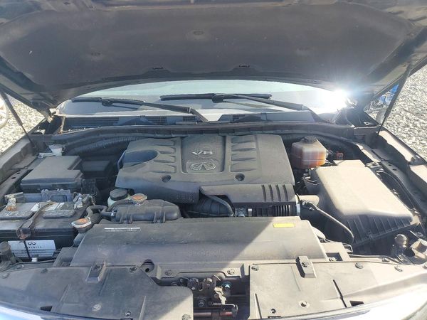 2014 INFINITI QX80 — Engine bay