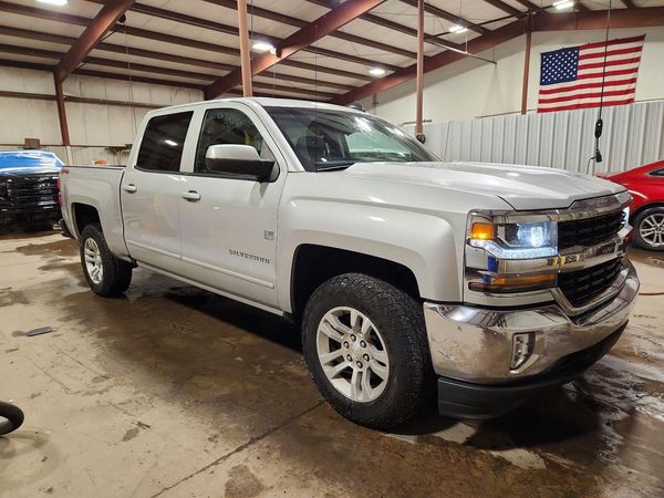 2018 CHEVROLET SILVERADO LT — Passenger 3/4