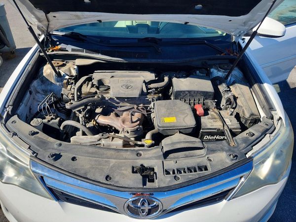 2013 TOYOTA CAMRY — Engine bay