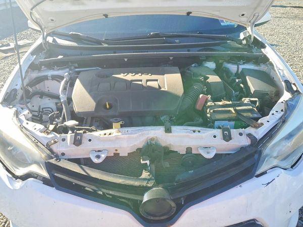 2014 TOYOTA COROLLA L/LE — Engine bay