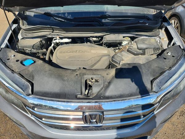 2017 HONDA PILOT EXL — Engine bay
