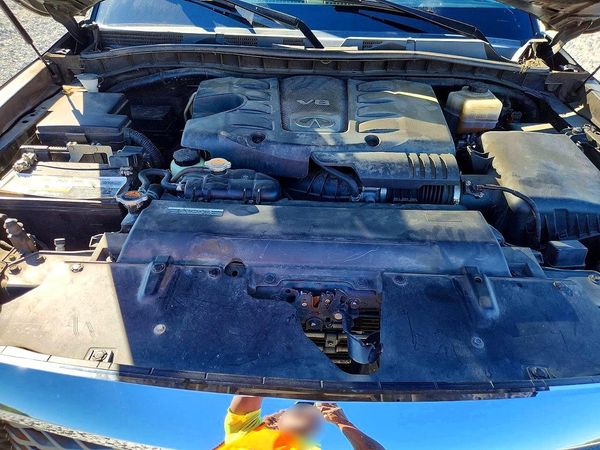2018 INFINITI QX80 — Engine bay