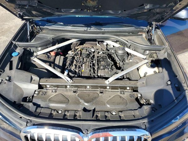 2020 BMW X7 xDrive40i — Engine bay