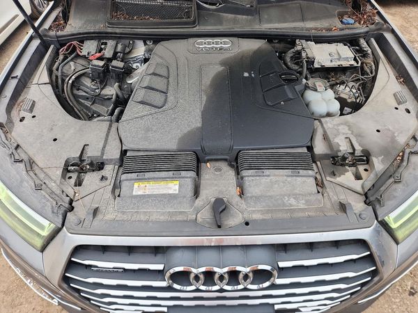 2018 AUDI Q7 quattro Prestige — Engine bay