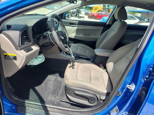 2017 HYUNDAI ELANTRA SE Base — DENT