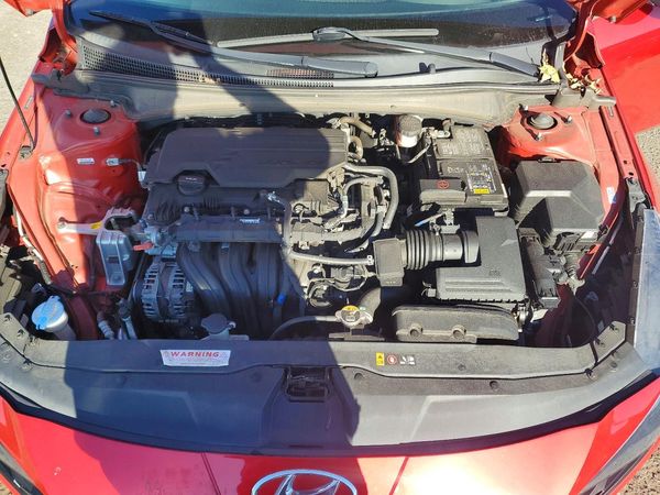 2022 HYUNDAI ELANTRA SE — Engine bay