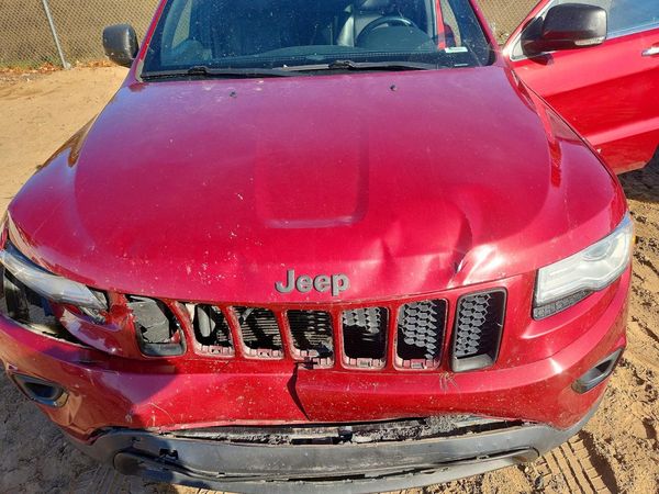 2015 JEEP GRAND CHEROKEE Limited — Engine bay