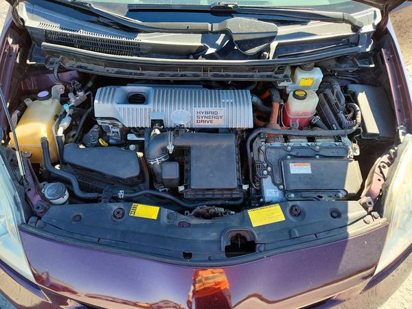 2013 TOYOTA PRIUS — Engine bay