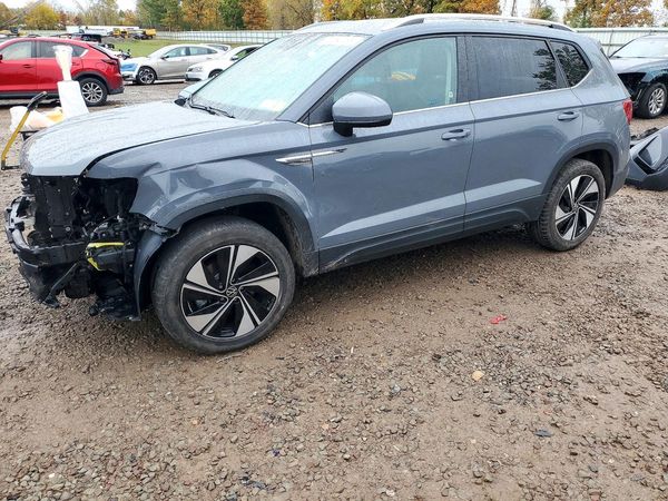 2023 VOLKSWAGEN TAOS 4Motion SE — Front 3/4