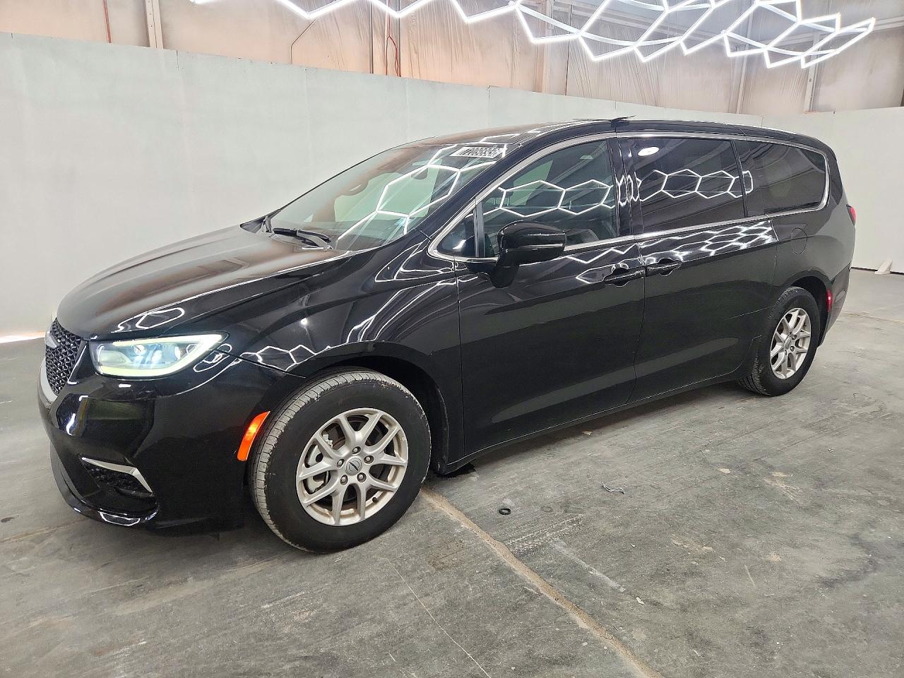2025 CHRYSLER PACIFICA Select — Front 3/4